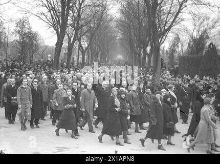 Wien 11, zentraler Friedhof, Blick durch die Eingangsallee mit Menschenmenge bei einem großen Begräbnisdienst, 1930 - 19300101 PD8774 - Rechteinfo: Rights Managed (RM) Stockfoto