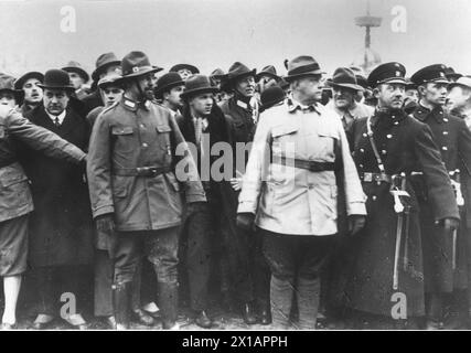 Parade der Heimwehr, rechts in heller Jacke Pfrimer, links Richard Steidle, 1930 - 19300101 PD9011 - Rechteinfo: Rights Managed (RM) Stockfoto