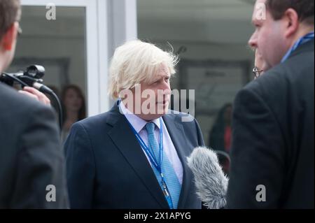 Boris Johnson, Bürgermeister von London, gibt ein Interview vor Manchester Central während der Konservativen Konferenz 2013. Stockfoto