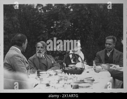 Arthur Schnitzler in Essen mit bekannten, Emil Lewis, Arthur Schnitzler, Jadwiga Fischer, geb. Landshoff, und Bruno Walter (von links nach rechts) zum Tisch im Hotelgarten des Landhaushotels in Pontresina., 20.07.1930 - 19300720 PD0009 - Rechteinfo: Rights Managed (RM) Stockfoto