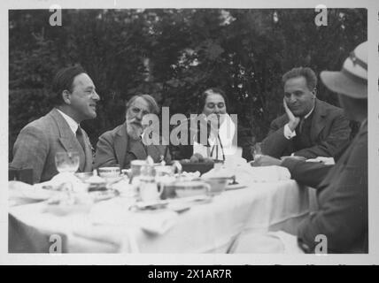 Pontresina, Emil Lewis, Arthur Schnitzler, Jadwiga Fischer, geb. Landshoff, und Bruno Walter (von links nach rechts) zum Tisch im Hotelgarten des Landhaushotels in Pontresina., 20.07.1930 - 19300720 PD0008 - Rechteinfo: Rights Managed (RM) Stockfoto