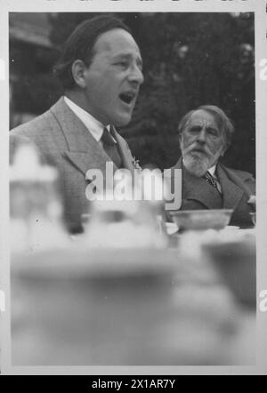 Emil Lewis und Arthur Schnitzler, Emil Lewis und Arthur Schnitzler im Garten des Landhaushotels in Pontresina., 20.07.1930 - 19300720 PD0005 - Rechteinfo: Rights Managed (RM) Stockfoto