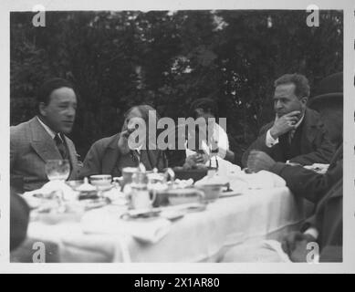 Arthur Schnitzler in Essen mit bekannten, Emil Lewis, Arthur Schnitzler, Jadwiga Fischer, geb. Landshoff, und Bruno Walter (von links nach rechts) zum Tisch im Hotelgarten des Landhaushotels in Pontresina., 20.07.1930 - 19300720 PD0010 - Rechteinfo: Rights Managed (RM) Stockfoto