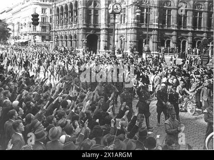 Gau Parteitag der NSDAP in Wien, Parade der Formation auf der Ringstraße, hier vor der Staatsoper, erste-Person-Sequenz mit Kopfverband gauleiter Frauenfeld, links neben ihm Goering, 2.10.1932 - 19321002 PD0015 - Rechteinfo: Rechte verwaltet (RM) Stockfoto