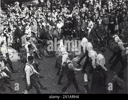 Gau Parteitag der NSDAP in Wien, die Formation Fuß über die Ringstraße, 2.10.1932 - 19321002 PD0008 - Rechteinfo: Rights Managed (RM) Stockfoto