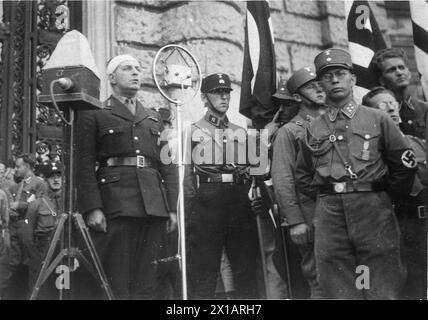 Gau Parteitag die NSDAP in Wien, gauleiter Frauenfeld (mit Kopfverband) spricht auf dem Heldenplatz (Platz), 2.10.1932 - 19321002 PD0010 - Rechteinfo: Rights Managed (RM) Stockfoto