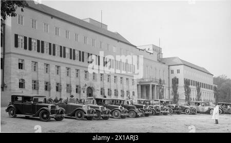 Eisenstadt, burgenländische Landesregierung (Landhaus, 1926-1929 gebaut), Vorderansicht während des Car Points Events der OE. T 1, 1934 - 19340101 PD3462 - Rechteinfo: Rights Managed (RM) Stockfoto