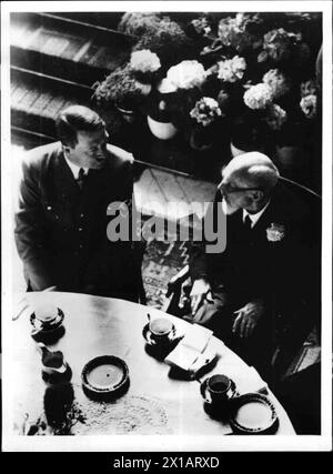 Adolf Hitler und der industrielle Emil Kirdorf, 1937 - 19370101 PD3516 - Rechteinfo: Rights Managed (RM) Stockfoto