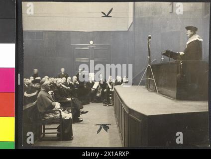 Eröffnung des neuen Auditoriums Maximum an der Universität Wien, Schulleiter Leopold Arzt bei seiner Rede. In der ersten Reihe sitzender Bundespräsident Miklas und Kardinal Innitzer, 14.12.1936 - 19361214 PD0004 - Rechteinfo: Rights Managed (RM) Stockfoto