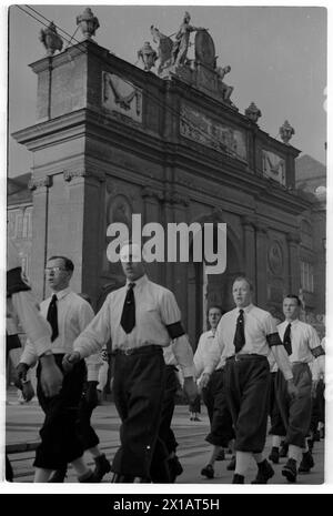 Der Anschluss 1938, Nationalsozialisten marschieren in Innsbruck, 12.3.1938 - 19380312 PD0154 - Rechteinfo: Rights Managed (RM) Stockfoto