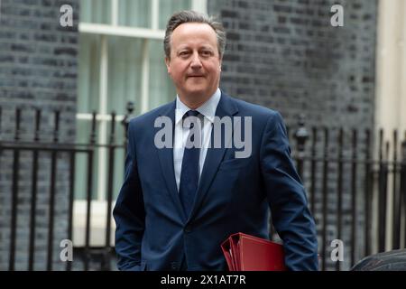 London, England, Großbritannien. April 2024. Außenminister DAVID CAMERON verlässt die Downing Street nach einer Kabinettssitzung. (Kreditbild: © Thomas Krych/ZUMA Press Wire) NUR REDAKTIONELLE VERWENDUNG! Nicht für kommerzielle ZWECKE! Quelle: ZUMA Press, Inc./Alamy Live News Stockfoto