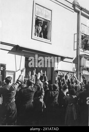Der Anschluss 1938, Hitler am Fenster eines Hotels in St. Poelten vor der Fortsetzung seiner Reise nach Wien, 14.3.1938 - 19380314 PD0062 - Rechteinfo: Rights Managed (RM) Stockfoto