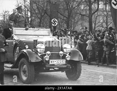 Der Anschluss 1938, Hitler in Wien, Fahrt auf der Ringstraße, Seyss-Inquart im Heck des Wagens, 14.3.1938 - 19380314 PD0063 - Rechteinfo: Rights Managed (RM) Stockfoto