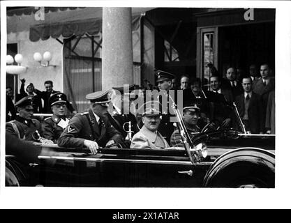 Hitler in Wien, Hitler im Auto vor dem Hotel Imperial, auch im Auto: Seyss-Inquart und Kaltenbrunner, 15.3.1938 - 19380315 PD0057 - Rechteinfo: Rights Managed (RM) Stockfoto