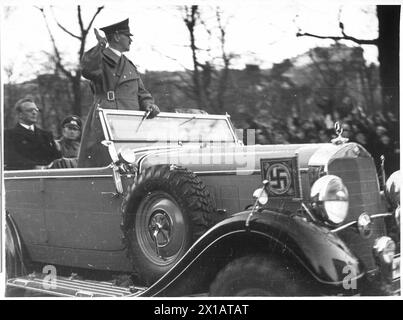 Hitler in Wien, während der Fahrt auf der Wiener Ringstraße. Auch im Auto: Seyss-Inquart, 15.3.1938 - 19380315 PD0066 - Rechteinfo: Rights Managed (RM) Stockfoto