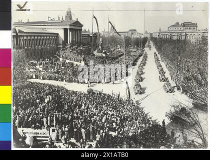 Der Anschluss 1938, Parade in Wien: Zwei gepanzerte Konvoi-Wagen vor dem parlament, 15.3.1938 - 19380315 PD0052 - Rechteinfo: Rights Managed (RM) Stockfoto