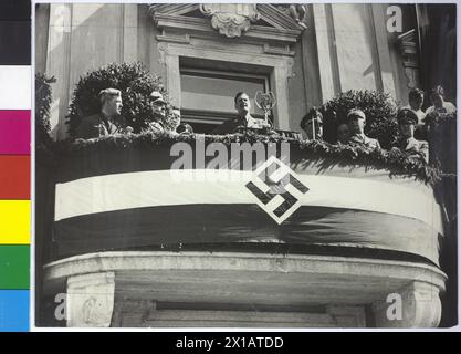 Baldur von Schirach spricht auf dem Balkon des Linzer Rathauses zur Hitlerjugend, Baldur von Schirach spricht auf dem Balkon des Linzer Rathauses zur Hitlerjugend 03.4.1938 - 19380403 PD0022 - Rechteinfo: Rights Managed (RM) Stockfoto