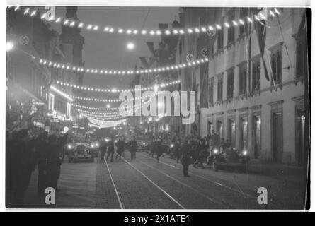 Hitler in Graz, festliche Beleuchtung in den Straßen, Hitler in der vorderen rechten Kutsche, 3.4.1938 - 19380403 PD0047 - Rechteinfo: Rights Managed (RM) Stockfoto