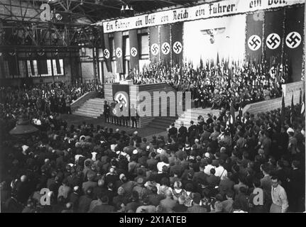 Hitler in Graz, Blick in der Maschinenwerkstatt die Weitzer Eisenbahnfabrik während der Rede, Banner: ''ein Führer, ein Volk, ein Reich'', 4.4.1938 - 19380404 PD0015 - Rechteinfo: Rights Managed (RM) Stockfoto