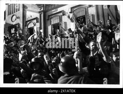 Tag des Großdeutschen Reiches in Wien, jubelnde Menschen mit kleiner Hakenkreuzfahne, 4.4.1938 - 19380404 PD0021 - Rechteinfo: Rights Managed (RM) Stockfoto