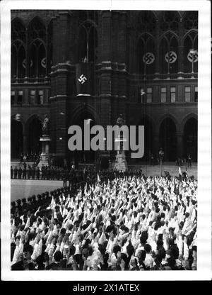 Tag des Großdeutschen Reiches in Wien, Hitler auf dem Balkon des Wiener Konzerthauses, 9.4.1938 - 19380409 PD0030 - Rechteinfo: Rights Managed (RM) Stockfoto