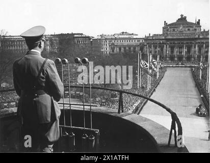 Tag des Großdeutschen Reiches in Wien, Hitler auf dem Balkon des Wiener Konzerthauses, 9.4.1938 - 19380409 PD0028 - Rechteinfo: Rights Managed (RM) Stockfoto