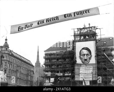 Propaganda für die Volksabstimmung, gestaltetes Layout eines übermäßigen Hitlerplakats auf dem Lueger-Platz, bevor es ein Volk ein Reich ein Führer, 9.4.1938 - 19380409 PD0068 - Rechteinfo: Rights Managed (RM) Stockfoto