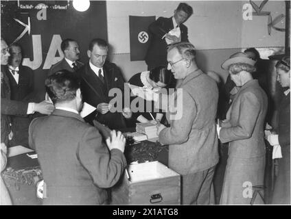 Volksabstimmung in Wien, Seyss-Inquart bei der Abstimmung in seinem Wahllokal am Rupertusplatz in Dornbach, 10.4.1938 - 19380410 PD0038 - Rechteinfo: Rights Managed (RM) Stockfoto