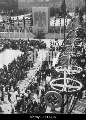 1. Mai 1938, in Wien, Vormarsch auf dem Heldenplatz, Cenotaph für das Opfer der Arbeit auf dem Maria-Theresien-Platz, 1.5.1938 - 19380501 PD0130 - Rechteinfo: Rights Managed (RM) Stockfoto