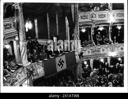 6. Reichstheaterfestwoche in Wien, Hitler in der VIP-Box des Burgtheaters anlässlich der Reichstheaterfestwoche links neben ihm gauleiter Buerckel, direkt neben ihm Goebbels und Seyss-Inquart, 12.6.1939 - 19390612 PD0005 - Rechteinfo: Rights Managed (RM) Stockfoto
