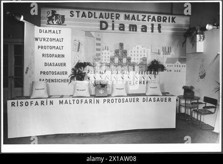 Wien 22, Smolagasse (Smola Alley) 1, Stadlauer Mälzerei: Album mit 19 Außen- und Innenaufnahmen der Sozial- und Gemeinschaftsräume des Unternehmens. Angezeigte Produkte des Unternehmens, 1940 - 19400101 PD4061 - Rechteinfo: Rights Managed (RM) Stockfoto