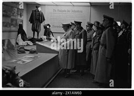 Ausstellung ''der Sieg im Westen'', Hermann Göring blickt auf die Ausstellung, 17.11.1940 - 19401117 PD0005 - Rechteinfo: Rights Managed (RM) Stockfoto