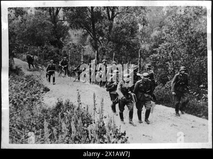 Beginn des Barbarossa-Feldzugs, deutsche Infanterie am Morgen des Juni 1941, bis zur sowjetisch-deutschen Grenze, 23.6.1941 - 19410623 PD0004 - Rechteinfo: Rights Managed (RM) Stockfoto