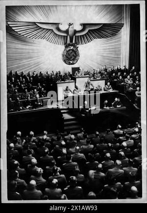 Die historische Reichstagssitzung am 11. Dezember 1941, Blick im Sitzungssaal der Kaiserlichen Diäten während der Verehrung Adolf Hitlers, dahinter sitzender Hermann Göring, in dieser Verehrung verkünden Hitler der Kriegserklärung an die USA, 11.12.1941 - 19411211 PD0020 - Rechteinfo: Rights Managed (RM) Stockfoto
