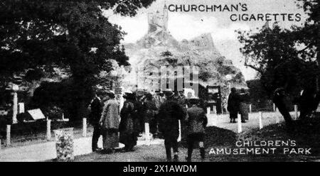 Kinderspielplatz, darunter ein Spielplatz, die Witching Waves, der Safety Racer und die Caterpillar. Aus einer Serie von 25 Zigarettenkarten, produziert von W. A. und A. C. Churchman unter dem Titel Wembley Exhibition, dies ist die British Empire Exhibition von 1924. Diese hatten eine Standardgröße, daher recht klein und daher nicht für große Bilder geeignet. Stockfoto