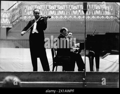 Russischer Künstler im Konzerthaus, 08.08.1945 - 19450808 PD0004 - Rechteinfo: Rights Managed (RM) Stockfoto