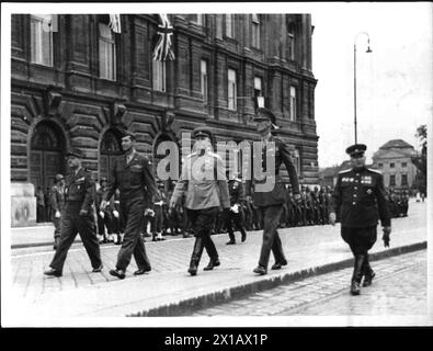 Begrüßungsfeier der Alliierten Generäle am Schwarzenbergplatz, die vier Alliierten Generäle, 23.08.1945 - 19450823 PD0019 - Rechteinfo: Rechte verwaltet (RM) Stockfoto