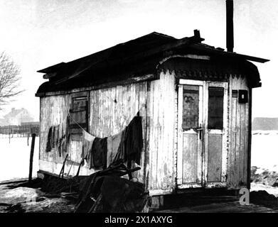 Armut, Elend nach dem Zweiten Weltkrieg: Slum einer Familie, 1.11.1947 - 19471101 PD0008 - Rechteinfo: Rights Managed (RM) Stockfoto