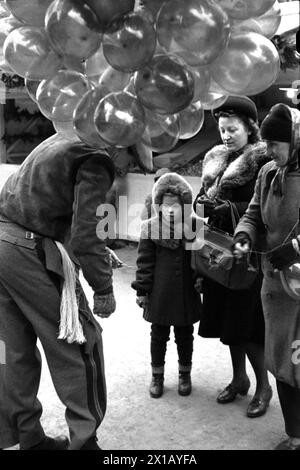 Weihnachtsmarkt 1949, bei Neubauten: Ballonverkäufer, 01.12.1949 - 19491201 PD0025 - Rechteinfo: Rights Managed (RM) Stockfoto