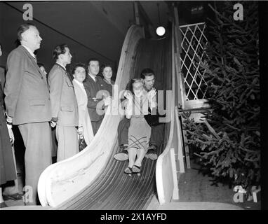 Fasselrutschen, Rutsche im Wiener Messepalast zum Fasselrutschen am Leopoldtag, 15.11.1949 - 19491115 PD0006 - Rechteinfo: Rights Managed (RM) Stockfoto