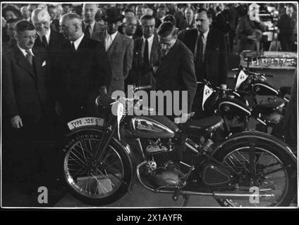 Die II Internationale Automobilausstellung in Wien, ein 125 Kubikzentimeter Slug S Motorrad von Puch, 1950 - 19500101 PD2828 - Rechteinfo: Rights Managed (RM) Stockfoto