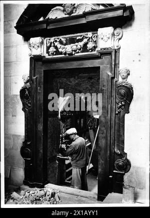 Die Wiener St. Stephansdom - Baustelle im Inneren Dom, der Wiener St. Stephansdom - Baustelle im Inneren Dom, Blick in eine Seitenkapelle, Mann bei der Arbeit, 1952 - 19520101 PD1934 - Rechteinfo: Rights Managed (RM) Stockfoto