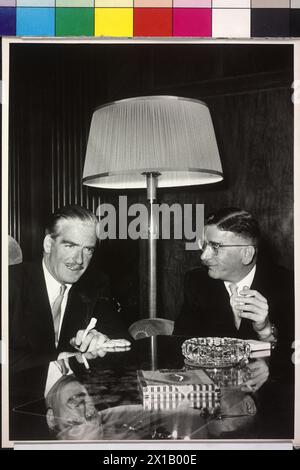 Bundeskanzler-Ingenieur Leopold Figl, Figl im Gespräch mit Eden, beide sitzen auf einem Tisch mit Zigarette in der Hand, 1952 - 19520101 PD4022 - Rechteinfo: Rights Managed (RM) Stockfoto