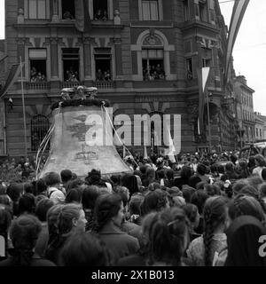 Transport des Pummerins von Linz nach Wien, an der Durchfahrt durch Amstetten, 25.04.1952 - 19520425 PD0002 - Rechteinfo: Rights Managed (RM) Stockfoto