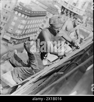 Zwei Dachdecker in St. Stephansdom, Blick auf die beiden Männer und das Gebäude unten, 1952 - 19520101 PD4343 - Rechteinfo: Rights Managed (RM) Stockfoto