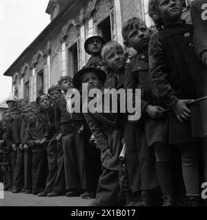 Transport des Pummerins von Linz nach Wien, Schulkinder als Zuschauer am Straßenrand, 25.04.1952 - 19520425 PD0022 - Rechteinfo: Rights Managed (RM) Stockfoto