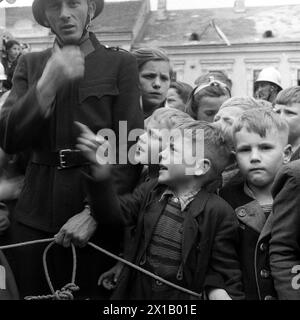 Transport des Pummerins von Linz nach Wien, Kinder als Zuschauer, 25.04.1952 - 19520425 PD0025 - Rechteinfo: Rights Managed (RM) Stockfoto