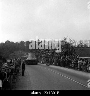 Transport des Pummerins von Linz nach Wien, Fahrzeug auf dem Strengberg, 25.04.1952 - 19520425 PD0014 - Rechteinfo: Rights Managed (RM) Stockfoto