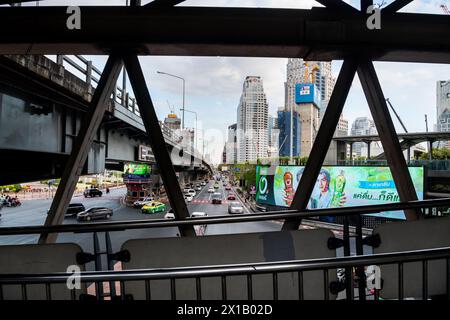 Fußgänger, die einen Spaziergang entlang des Skytrain-Bahnhofs Sala Daeng BTS in der Silom-Gegend von Bangkok, Thailand, Unternehmen. Die Straße darunter ist Rama IV Stockfoto