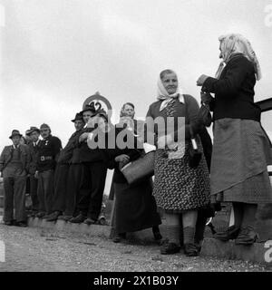 Transport des Pummerins von Linz nach Wien, Zuschauer am Straßenrand, 25.04.1952 - 19520425 PD0026 - Rechteinfo: Rights Managed (RM) Stockfoto